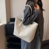 Summer straw woven large-capacity bag for women, 2025 new style, niche and versatile woven bag, stylish commuting single-shoulder tote bag Application Scenario